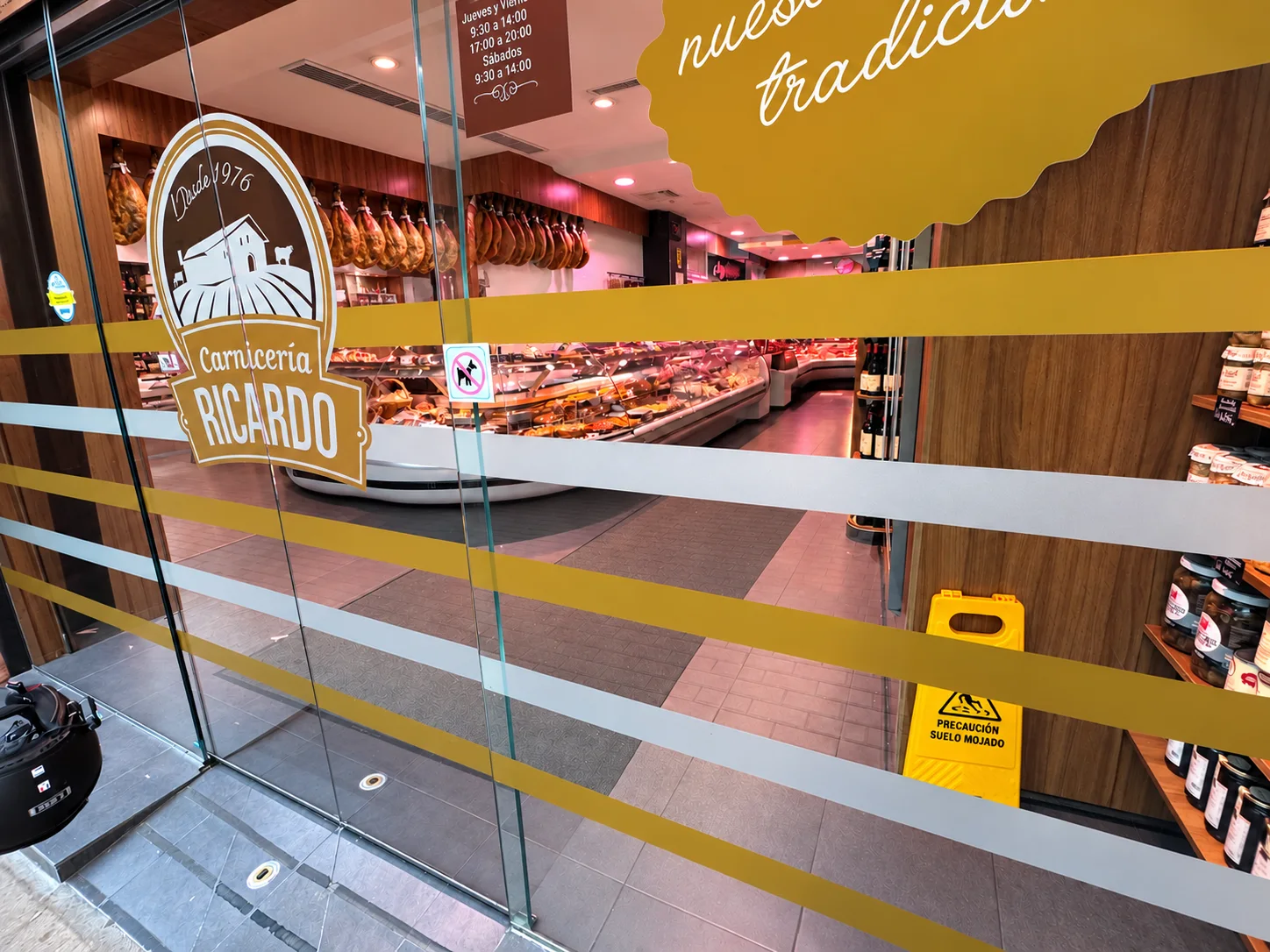 Puertas de entrada de Carnicería Ricardo en Barakaldo